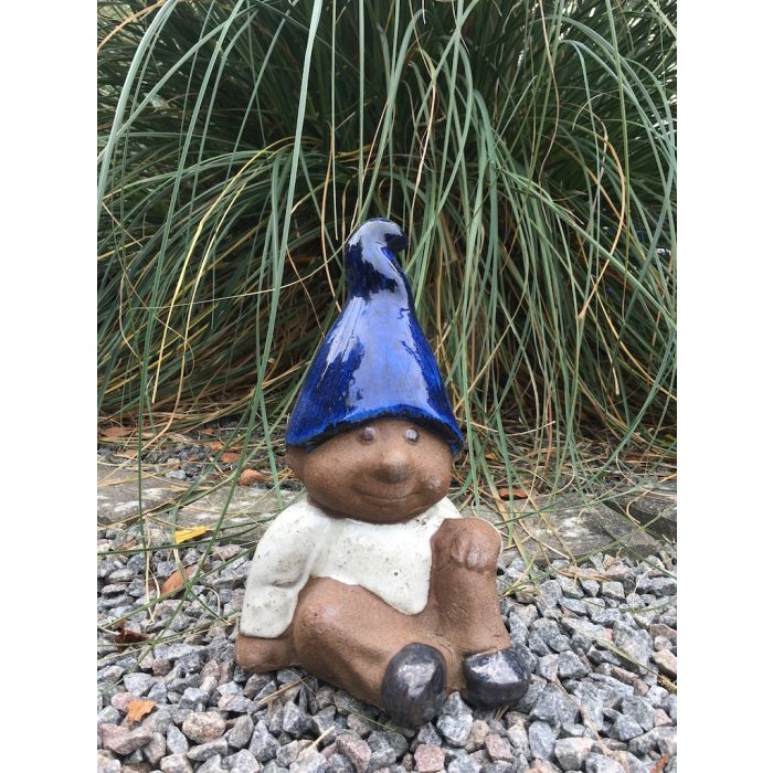 havenisse-med -blå-hue-siddende