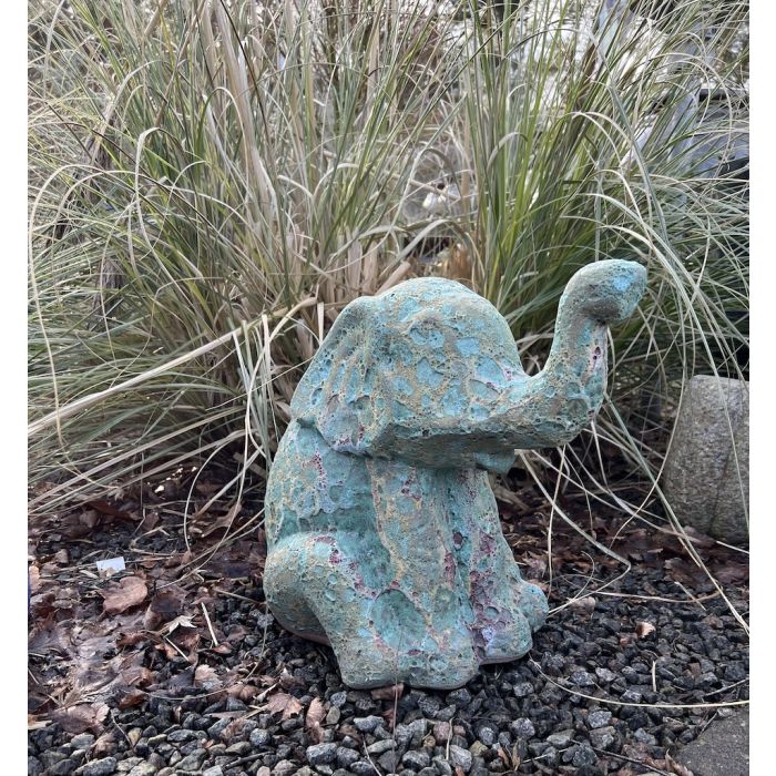 elefant med snabel op i farven bubble green