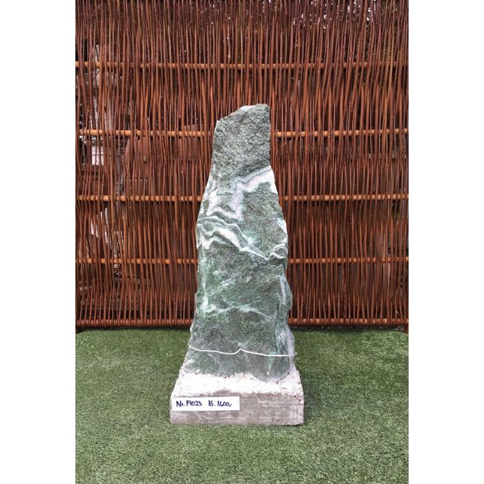 Granit søjle i grøn granit på beton sokkel nummer 19023