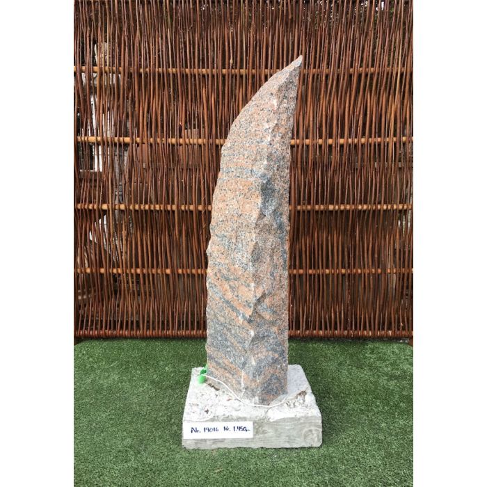 Granit søjle enkelt brun monteret på beton sokkel nummer 19016