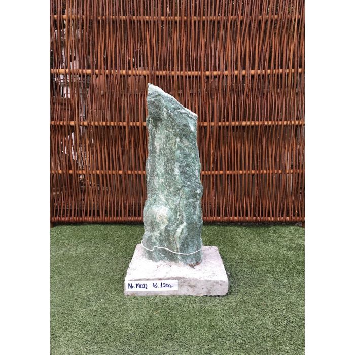 Granit søjle i grøn granit monteret på beton sokkel nummer 19022