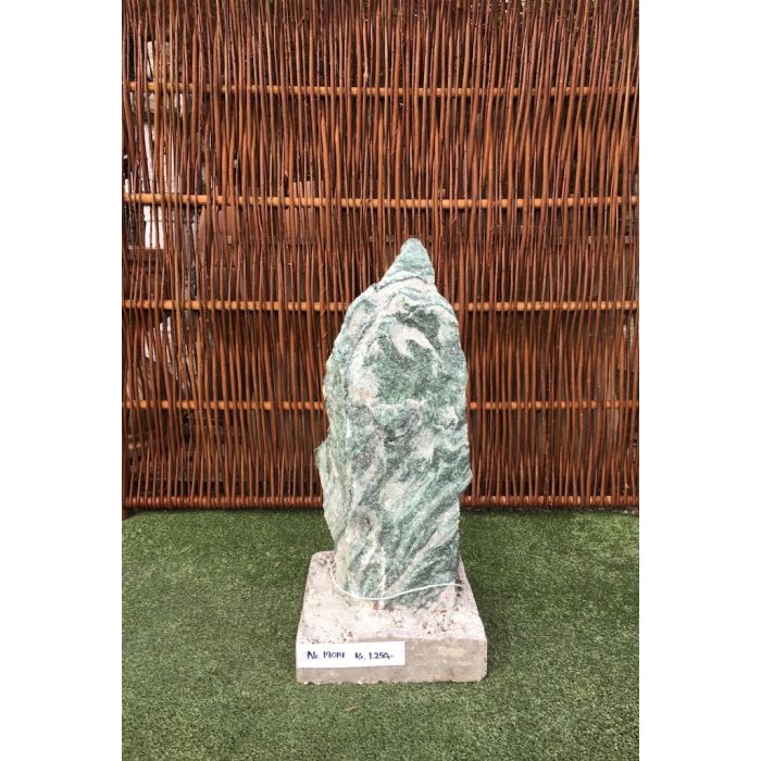 Granitsøjleenkelt i grøn granit på beton sokkel