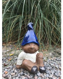 havenisse-med -blå-hue-siddende