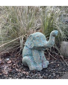 elefant med snabel op i farven bubble green