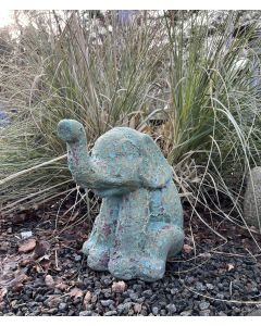 elefant med snabel op i farven bubble green