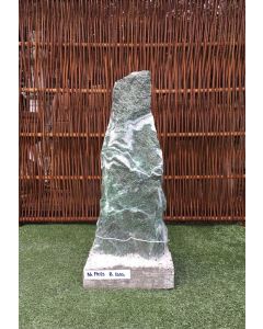 Granit søjle i grøn granit på beton sokkel nummer 19023