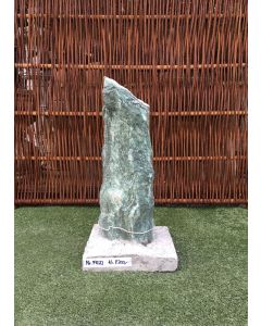 Granit søjle i grøn granit monteret på beton sokkel nummer 19022