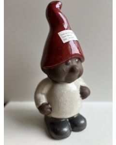 Havenisse - Gnom Stående Med Rød Hue  Og Hvid Trøje