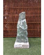 Granit søjle i grøn granit på beton sokkel nummer 19023