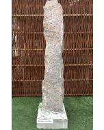 Granit søjle brun enkelt på beton sokkel 19015
