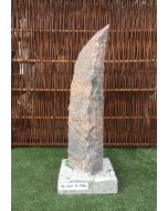 Granit søjle enkelt brun monteret på beton sokkel nummer 19016