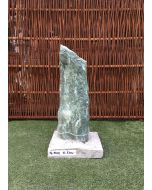 Granit søjle i grøn granit monteret på beton sokkel nummer 19022